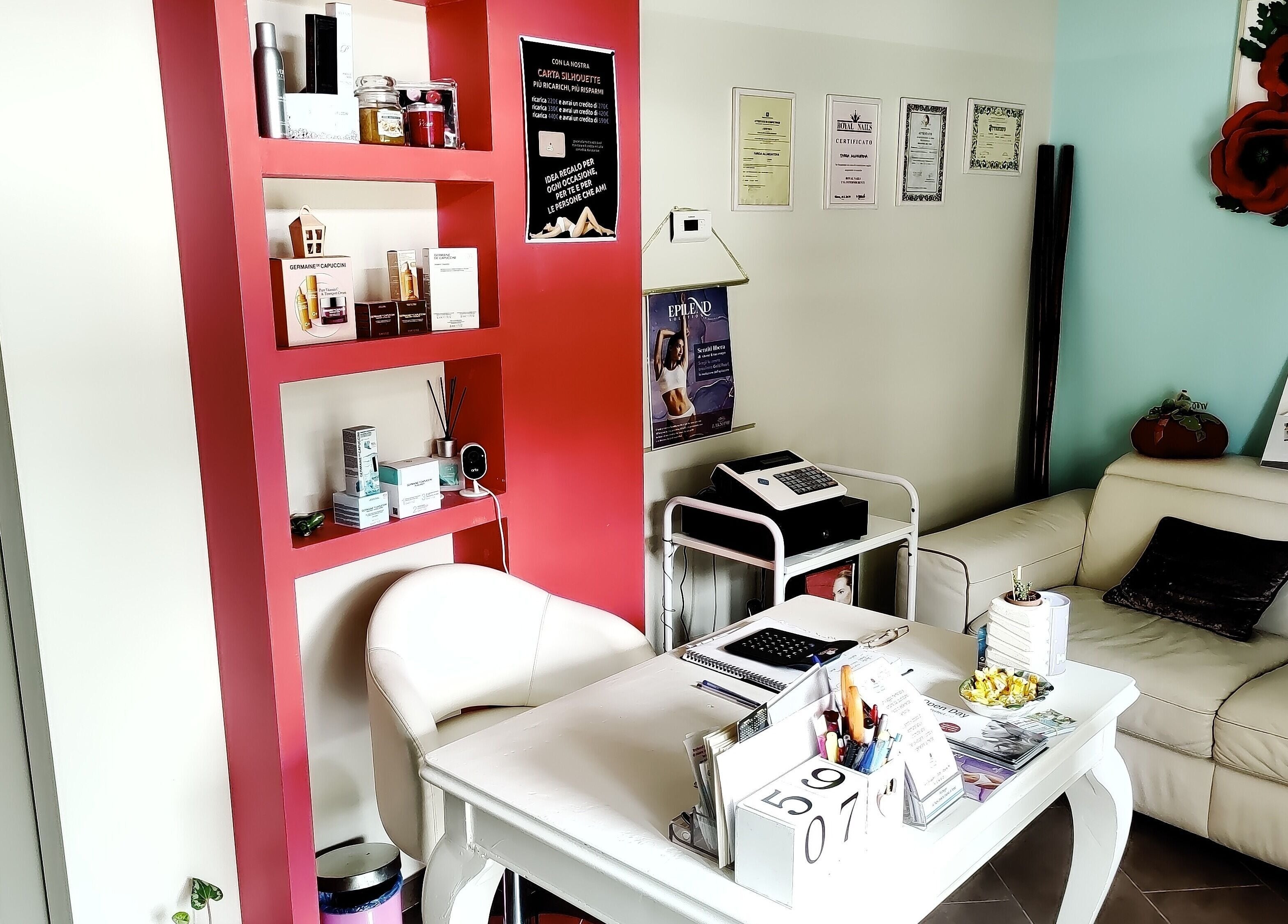 L'area accogliente di Silhouette Vittuone - Centro Estetico e Benessere a Vittuone, Lombardia, IT, con arredo elegante.