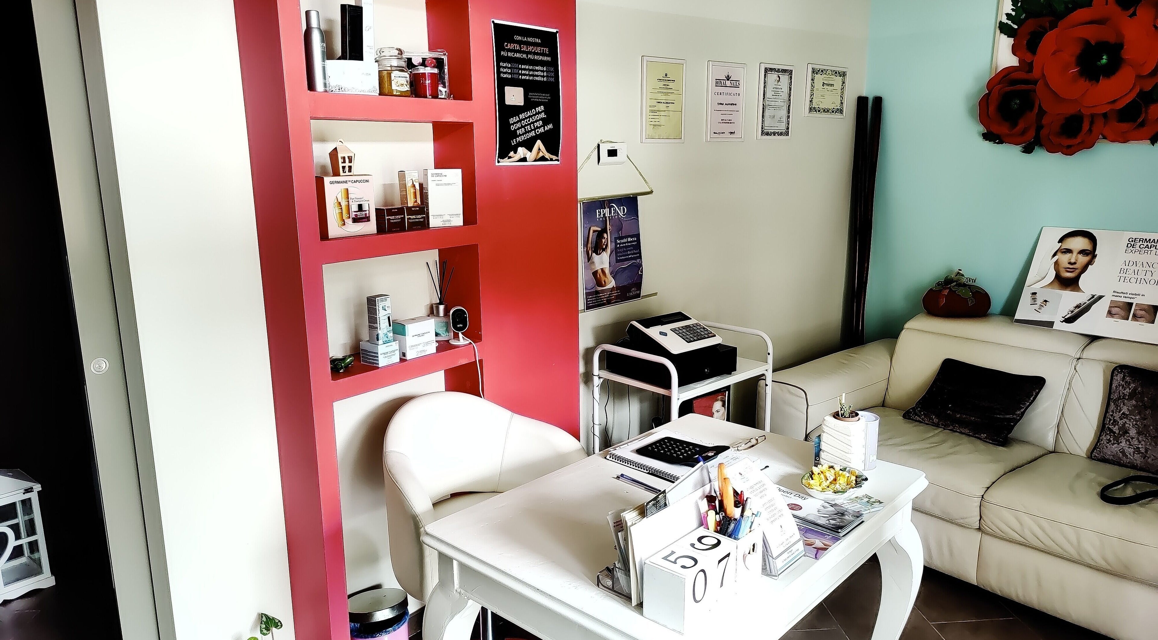 L'area accogliente di Silhouette Vittuone - Centro Estetico e Benessere a Vittuone, Lombardia, IT, con arredo elegante.
