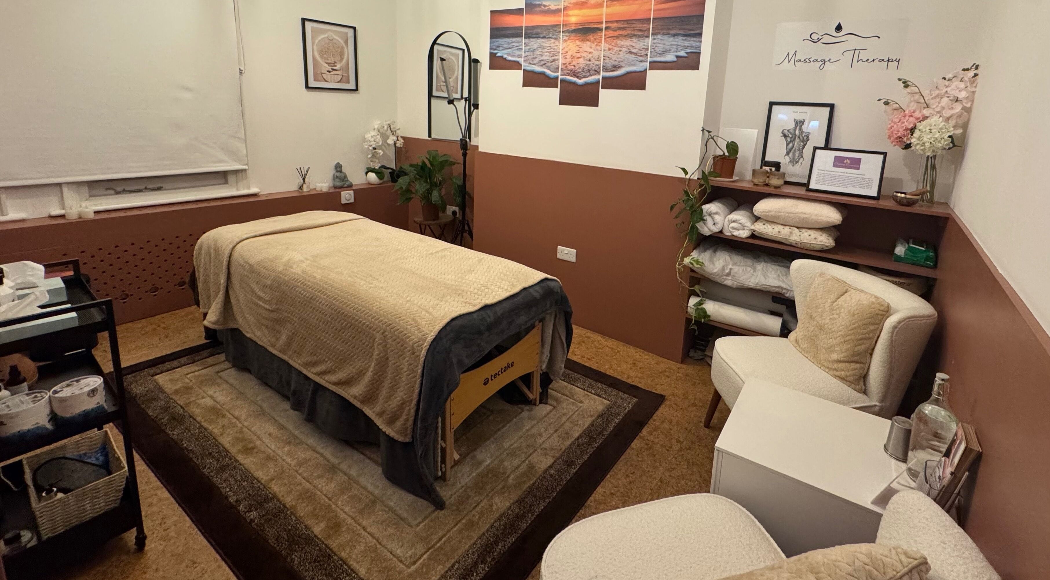 Relaxing therapy room at Alchemy Essentials East Dulwich, London, England, GB with cozy massage bed and decor.