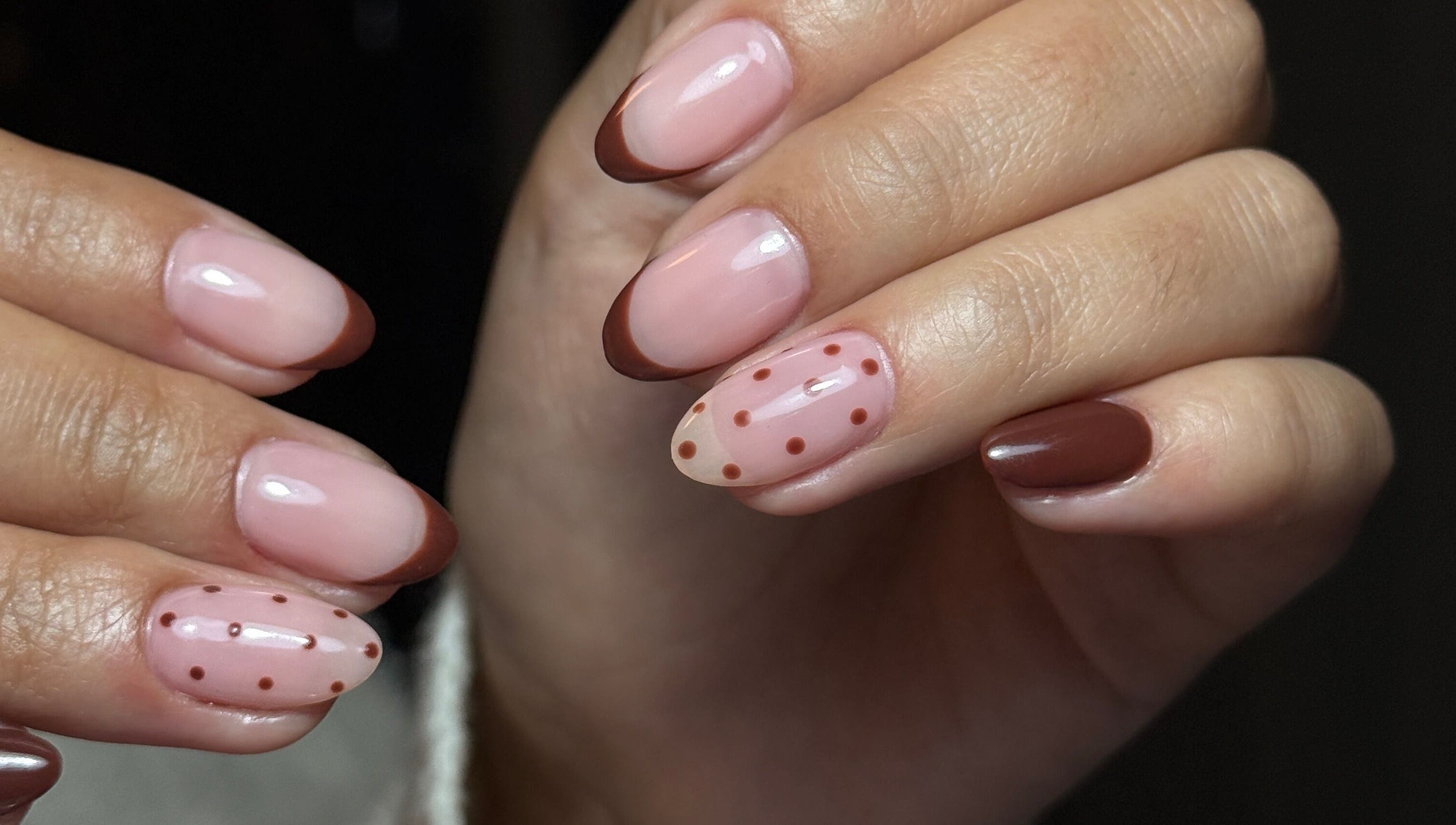 Uñas decoradas con diseño elegante en Lina Belleza Integral en Viña Del Mar, Valparaíso, CL.