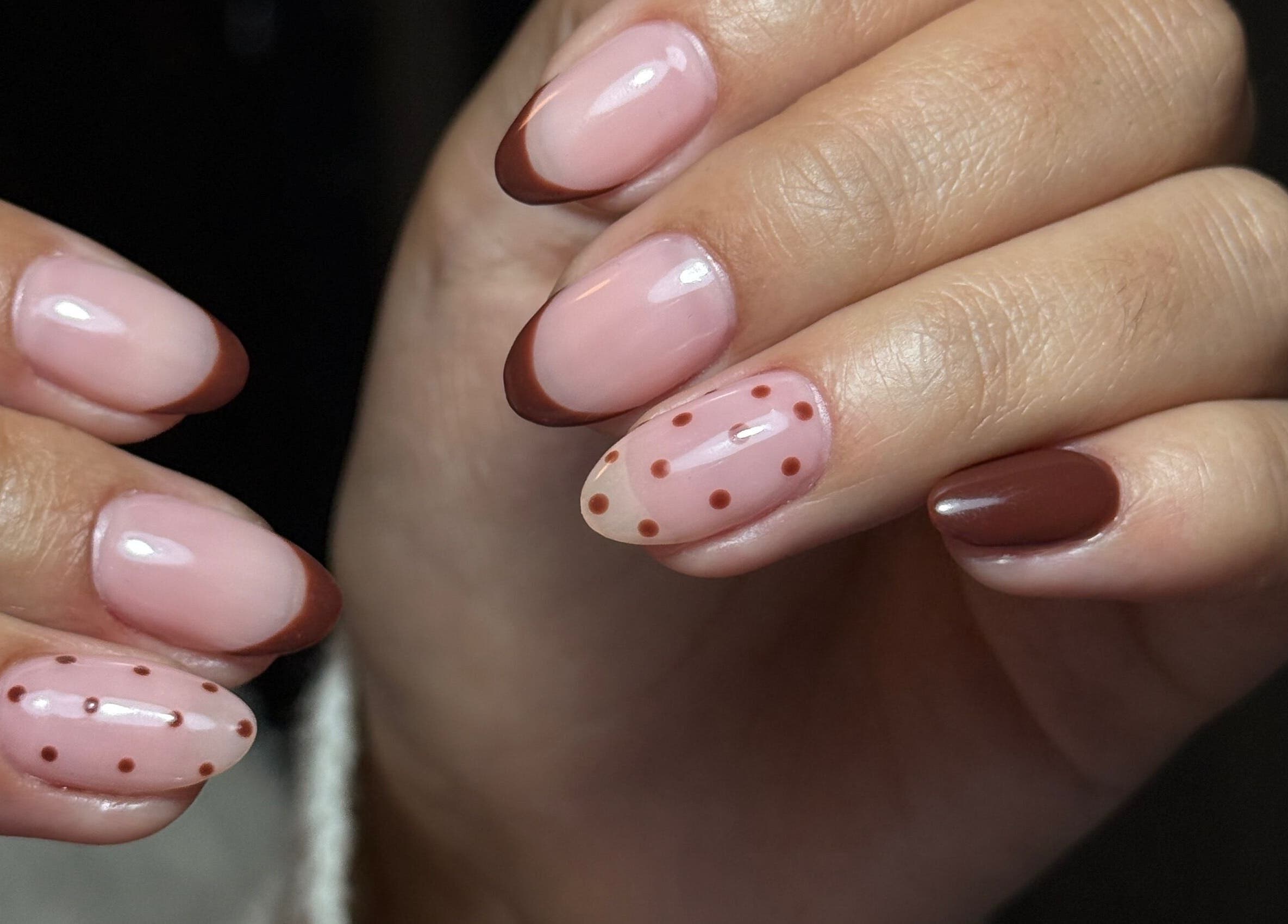 Uñas decoradas con diseño elegante en Lina Belleza Integral en Viña Del Mar, Valparaíso, CL.