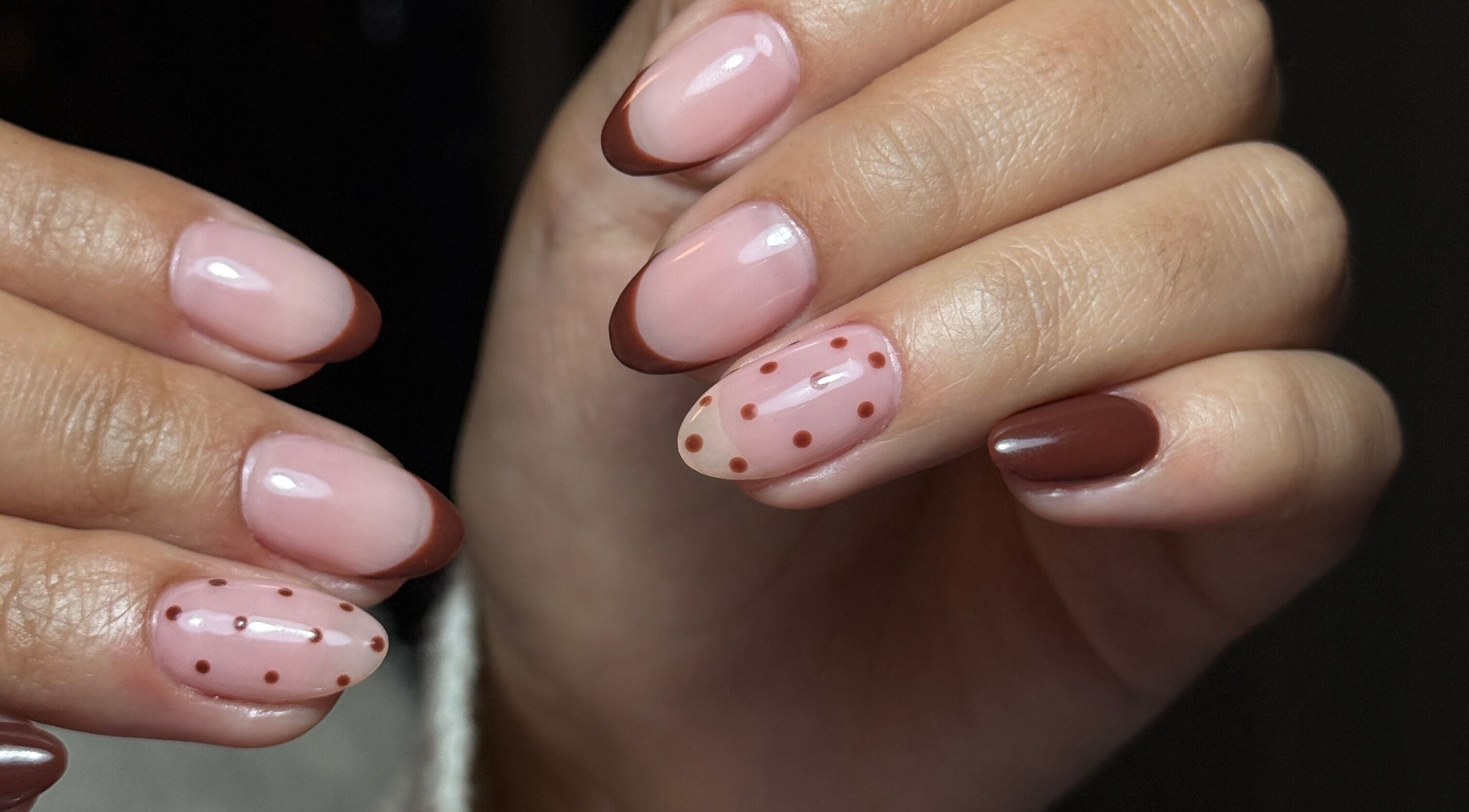 Uñas decoradas con diseño elegante en Lina Belleza Integral en Viña Del Mar, Valparaíso, CL.