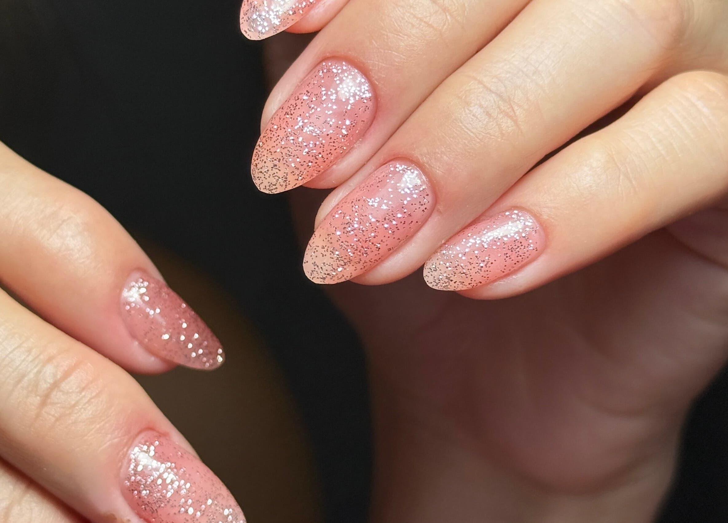 Uñas con esmalte brilloso en Lina Belleza Integral, Viña Del Mar, Valparaíso, CL.