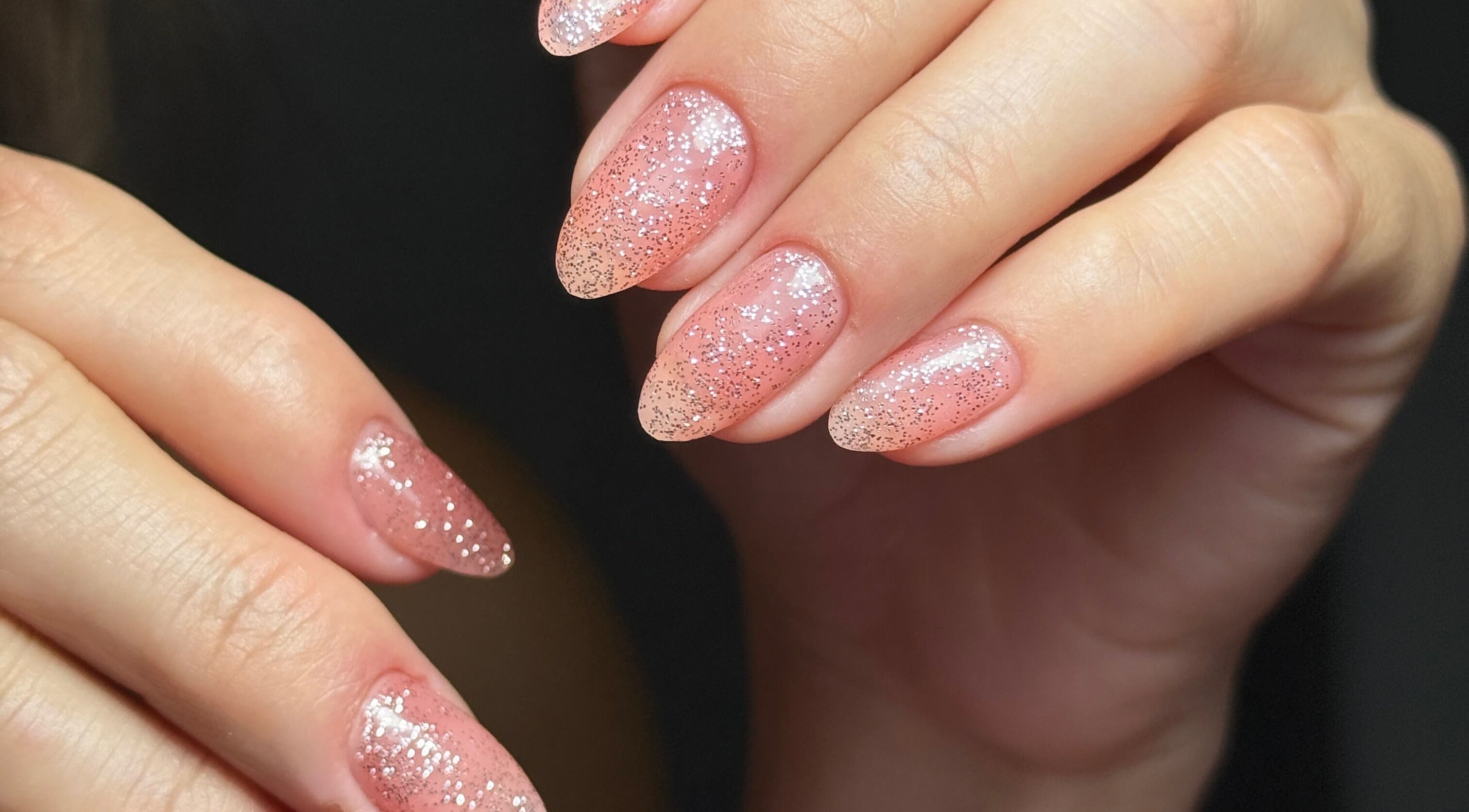 Uñas con esmalte brilloso en Lina Belleza Integral, Viña Del Mar, Valparaíso, CL.