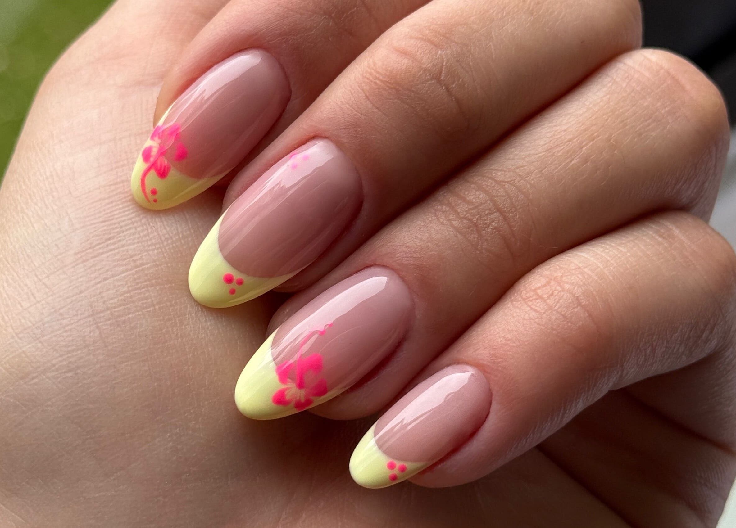 Manicura francesa con flores rosas en Lina Belleza Integral, Viña Del Mar, Valparaíso, CL.