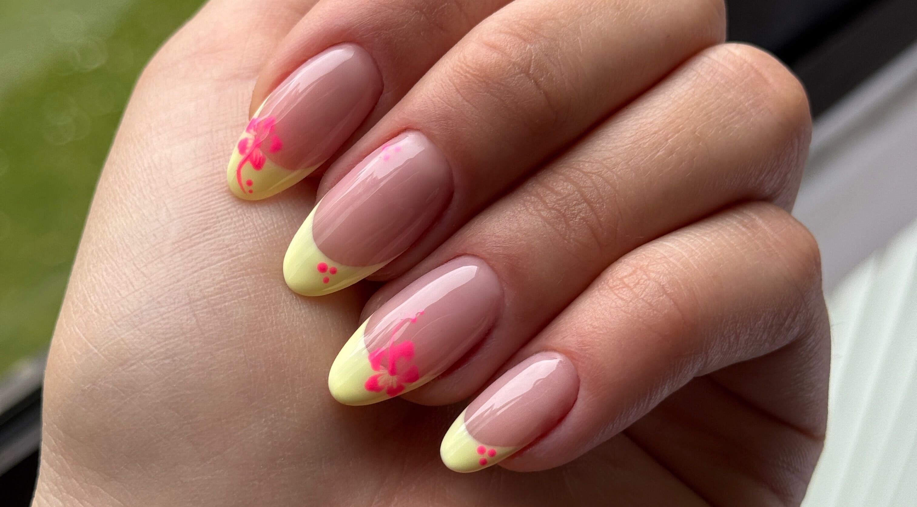 Manicura francesa con flores rosas en Lina Belleza Integral, Viña Del Mar, Valparaíso, CL.