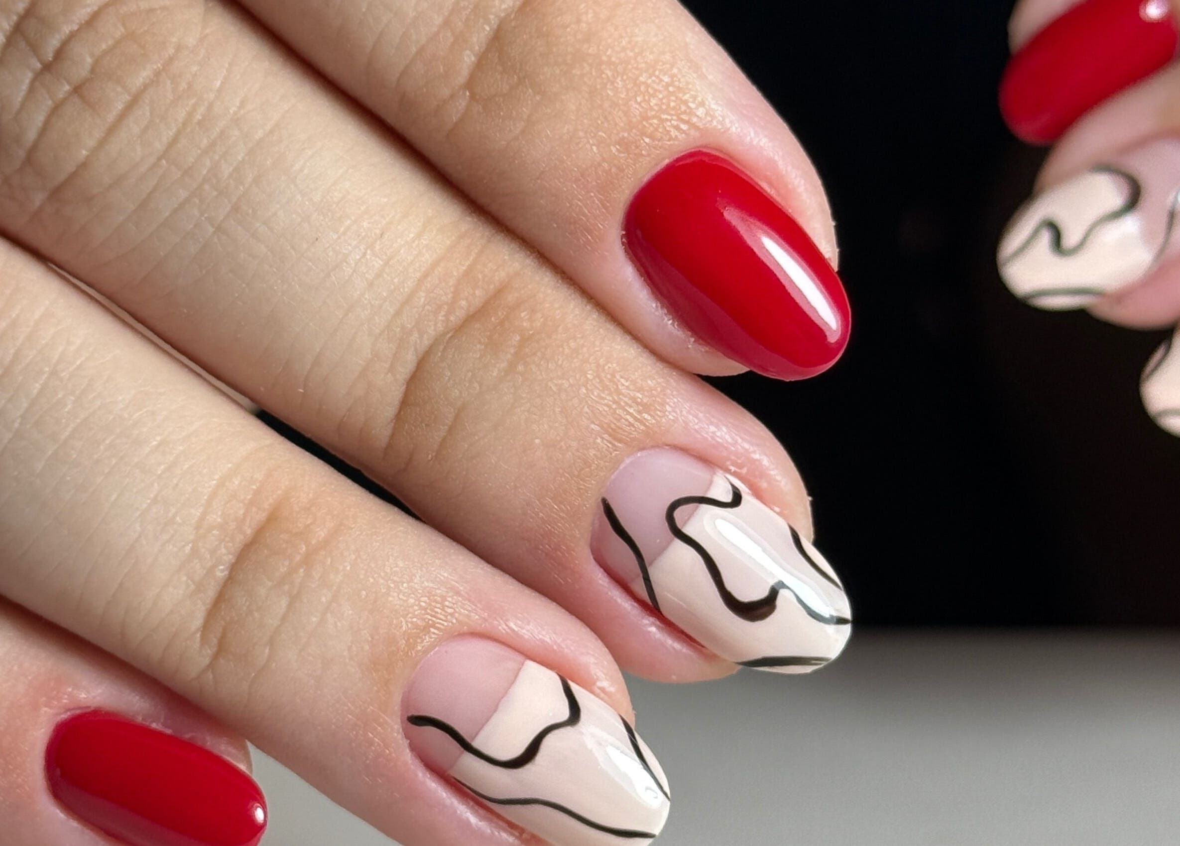 Manicura con diseños modernos en Lina Belleza Integral, Viña Del Mar, Valparaíso, CL.