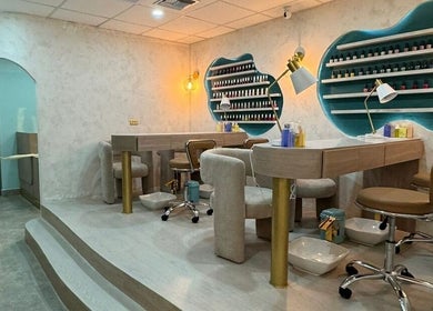 Área de manicura moderna en Paint and Blow Beauty Studio, Samborondón, Guayas, EC con sillas y laca de uñas.