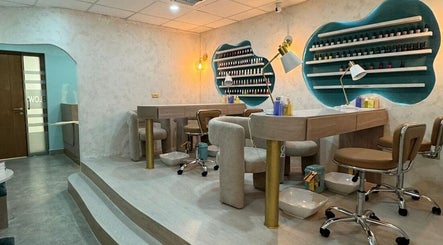 Área de manicura moderna en Paint and Blow Beauty Studio, Samborondón, Guayas, EC con sillas y laca de uñas.