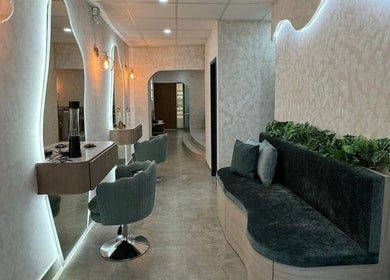 Interior moderno de Paint and Blow Beauty Studio en Samborondón, Guayas, EC con diseño luminoso y acogedor.