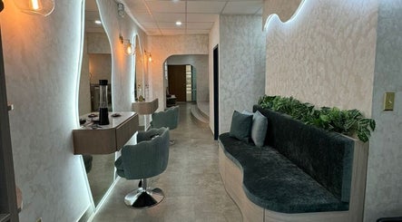 Interior moderno de Paint and Blow Beauty Studio en Samborondón, Guayas, EC con diseño luminoso y acogedor.