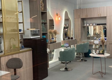 Interior elegante del Paint and Blow Beauty Studio en Samborondón, Guayas, EC, mostrando estaciones de belleza modernas.
