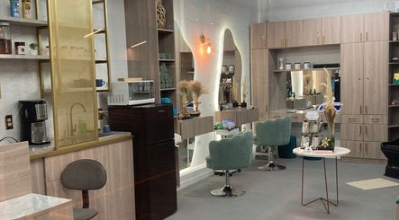 Interior elegante del Paint and Blow Beauty Studio en Samborondón, Guayas, EC, mostrando estaciones de belleza modernas.