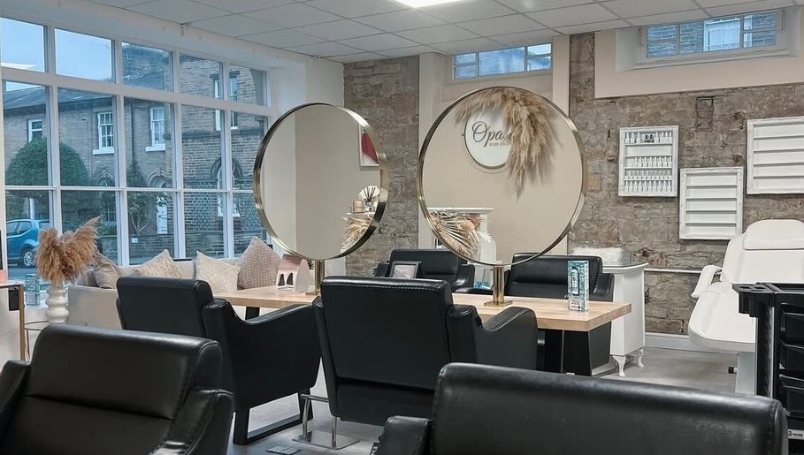 Elegant Nails by Amelia studio in Baildon, England, GB with modern décor and large round mirrors.