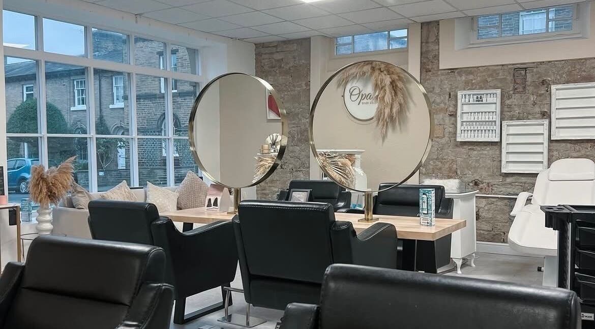 Elegant Nails by Amelia studio in Baildon, England, GB with modern décor and large round mirrors.