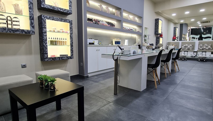 Κομψό εσωτερικό σαλόνι στο Extreme Makeover, Αιγάλεω, GR, προσφέροντας υπηρεσίες ομορφιάς υψηλής ποιότητας.