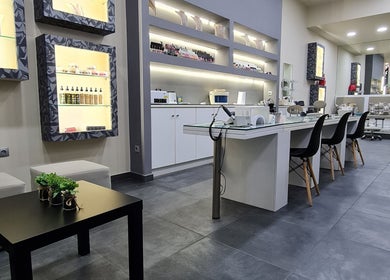Κομψό εσωτερικό σαλόνι στο Extreme Makeover, Αιγάλεω, GR, προσφέροντας υπηρεσίες ομορφιάς υψηλής ποιότητας.