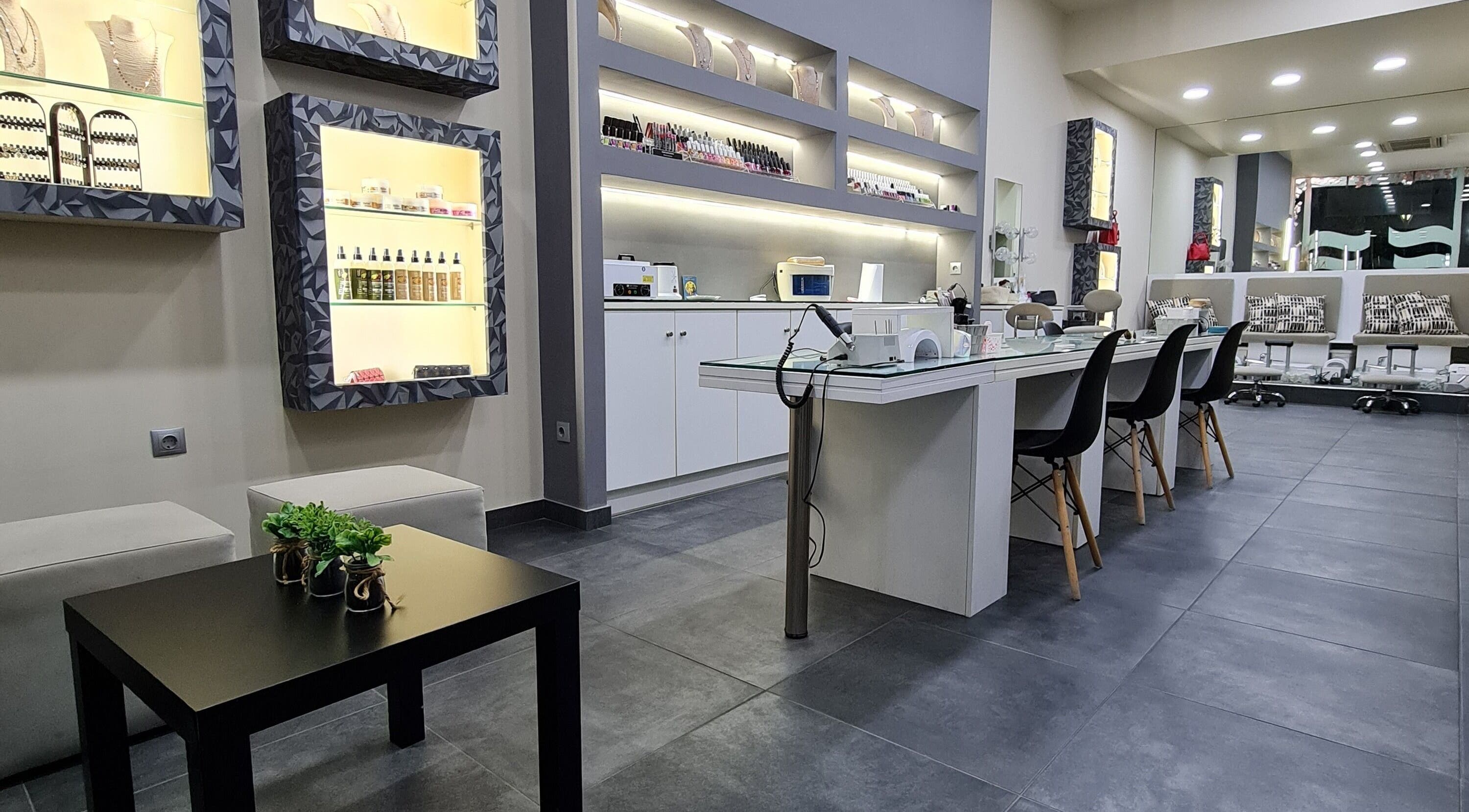 Σύγχρονος χώρος ομορφιάς στο Extreme Makeover, Αιγάλεω, GR με κομψή διακόσμηση και άνετο περιβάλλον.