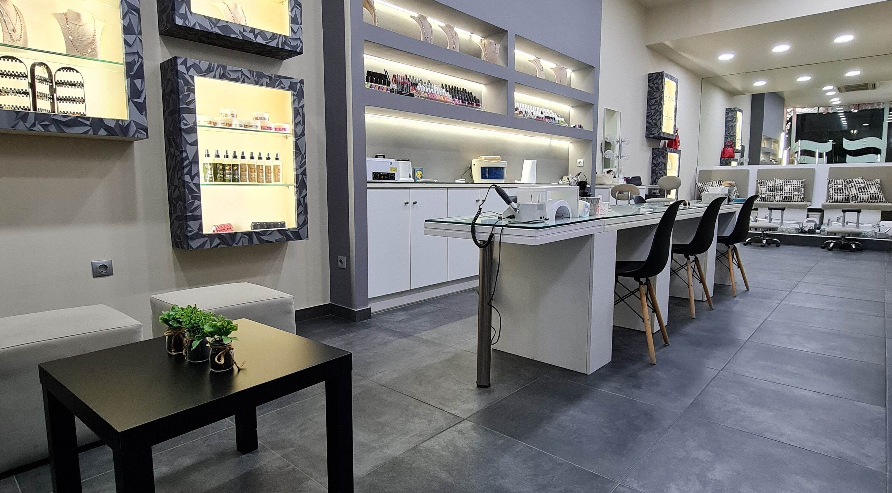 Σύγχρονος χώρος ομορφιάς στο Extreme Makeover, Αιγάλεω, GR με κομψή διακόσμηση και άνετο περιβάλλον.