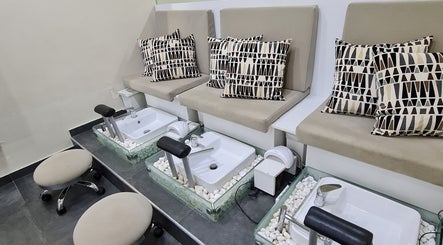 Κομψός χώρος πεντικιούρ στο Extreme Makeover, Αιγάλεω, GR με καθίσματα και νιπτήρες πολυτέλειας.