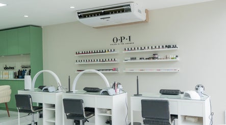 The Beauty Experts image 2