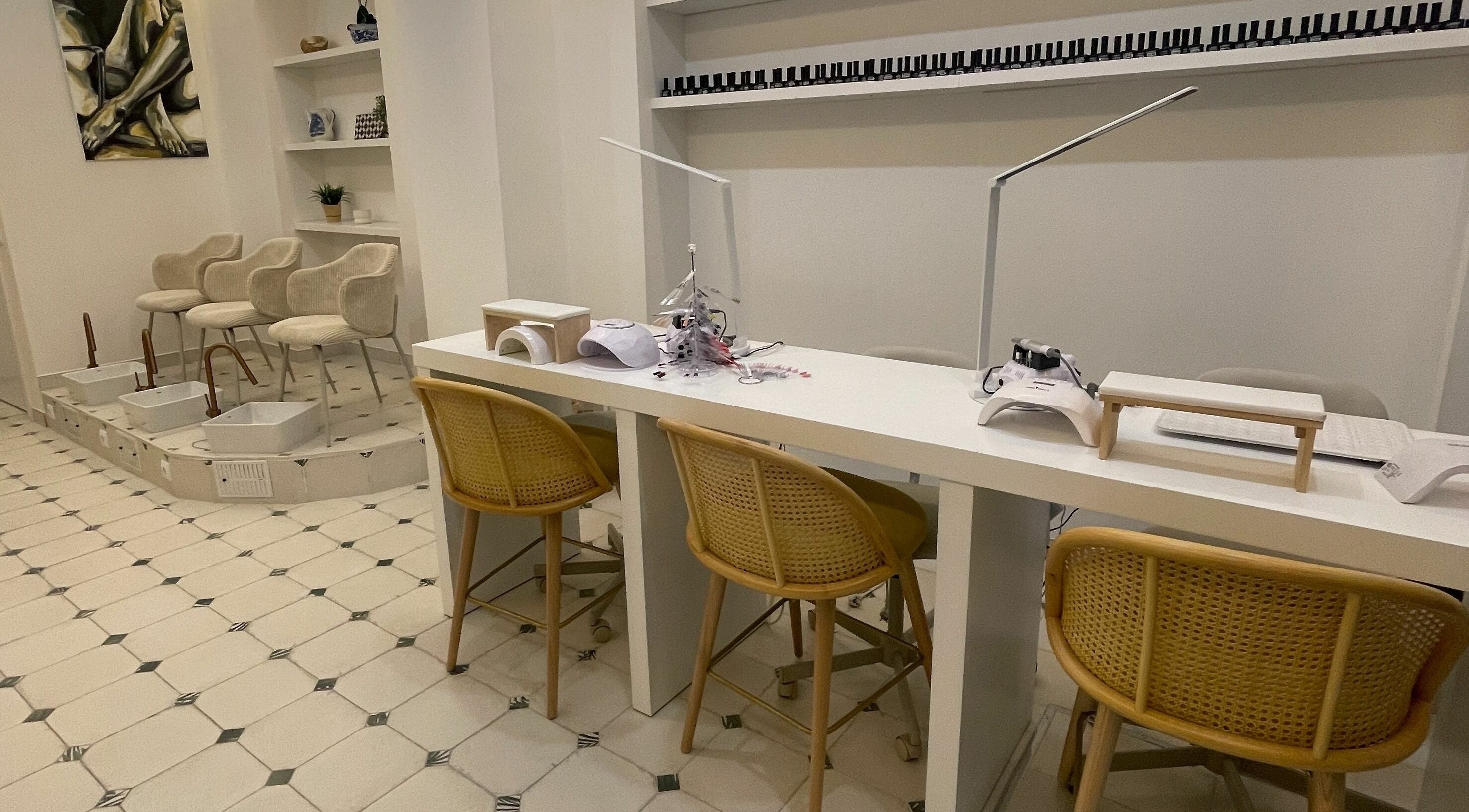 Área de manicura en Kelfos Beauty Bar, Sevilla, Andalucía, ES, con sillas cómodas y mesas modernas.
