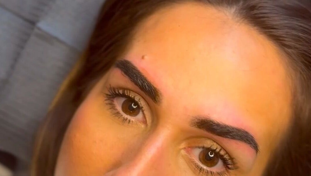 Beautifully shaped eyebrows at The Glow Hub UK - London, Welling, England, GB showcasing expert beauty care.