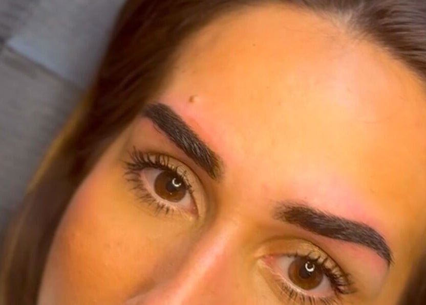 Beautifully shaped eyebrows at The Glow Hub UK - London, Welling, England, GB showcasing expert beauty care.