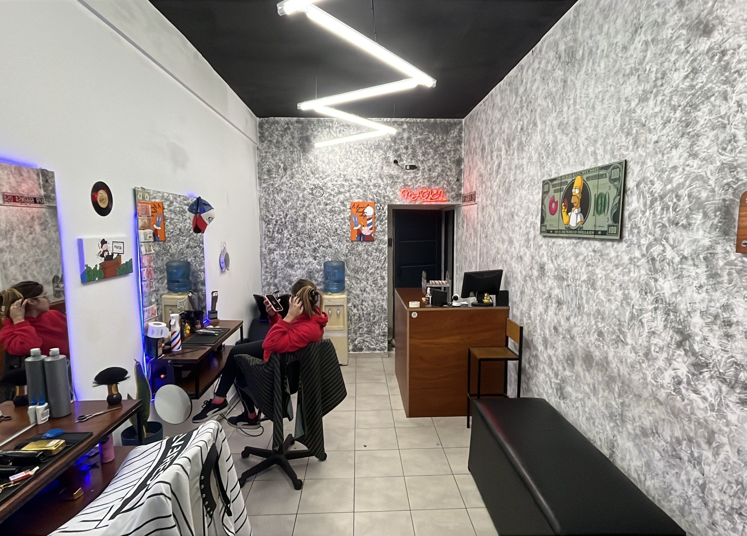 Interior moderno de Maciel Barberia en Bernal Oeste, Provincia De Buenos Aires, AR con decoración única.