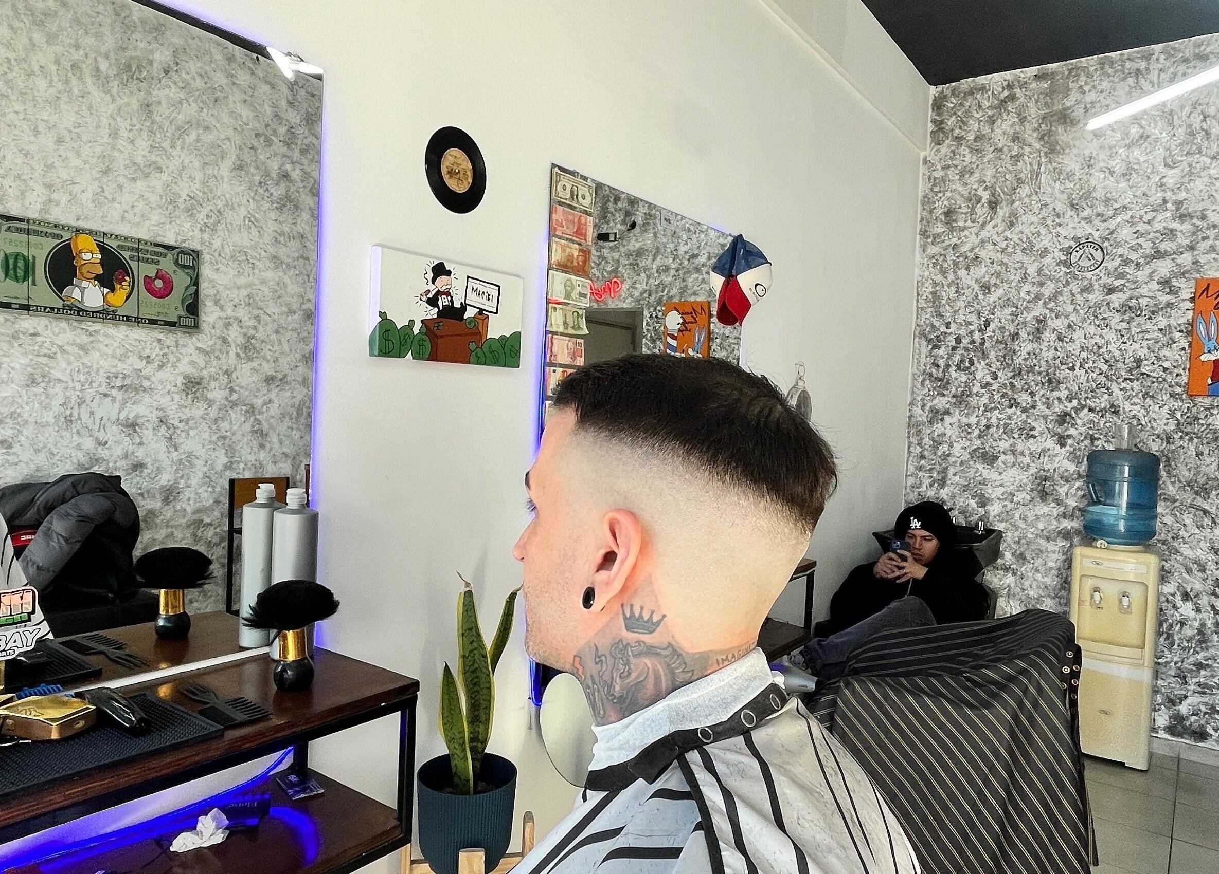 Interior de Maciel Barberia en Bernal Oeste, Provincia De Buenos Aires, AR, mostrando cortes modernos y decoración artística.