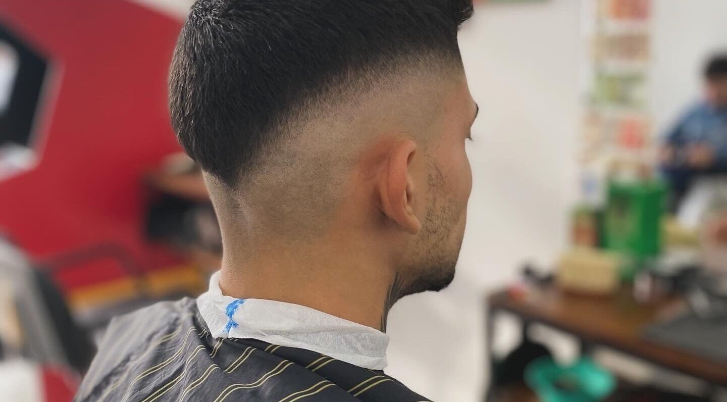 Corte de cabello moderno en Maciel Barberia, Bernal Oeste, Provincia De Buenos Aires, AR.