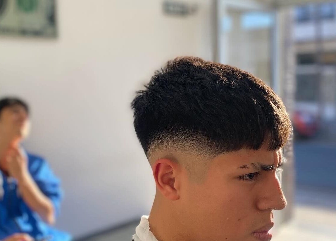 Corte de cabello moderno en Maciel Barberia, Bernal Oeste, Provincia De Buenos Aires, AR.
