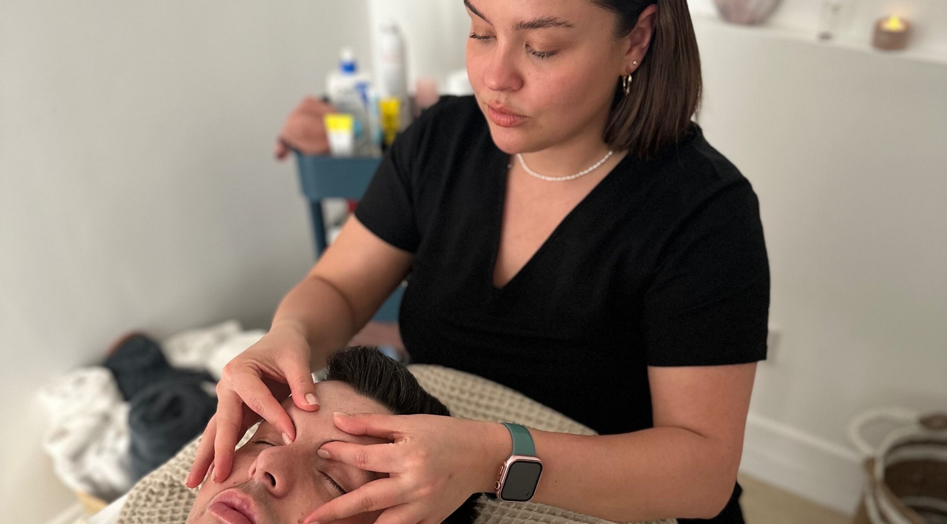 Therapist giving a calming face massage at Safi Massage Studio in Airdrie, Scotland, GB.