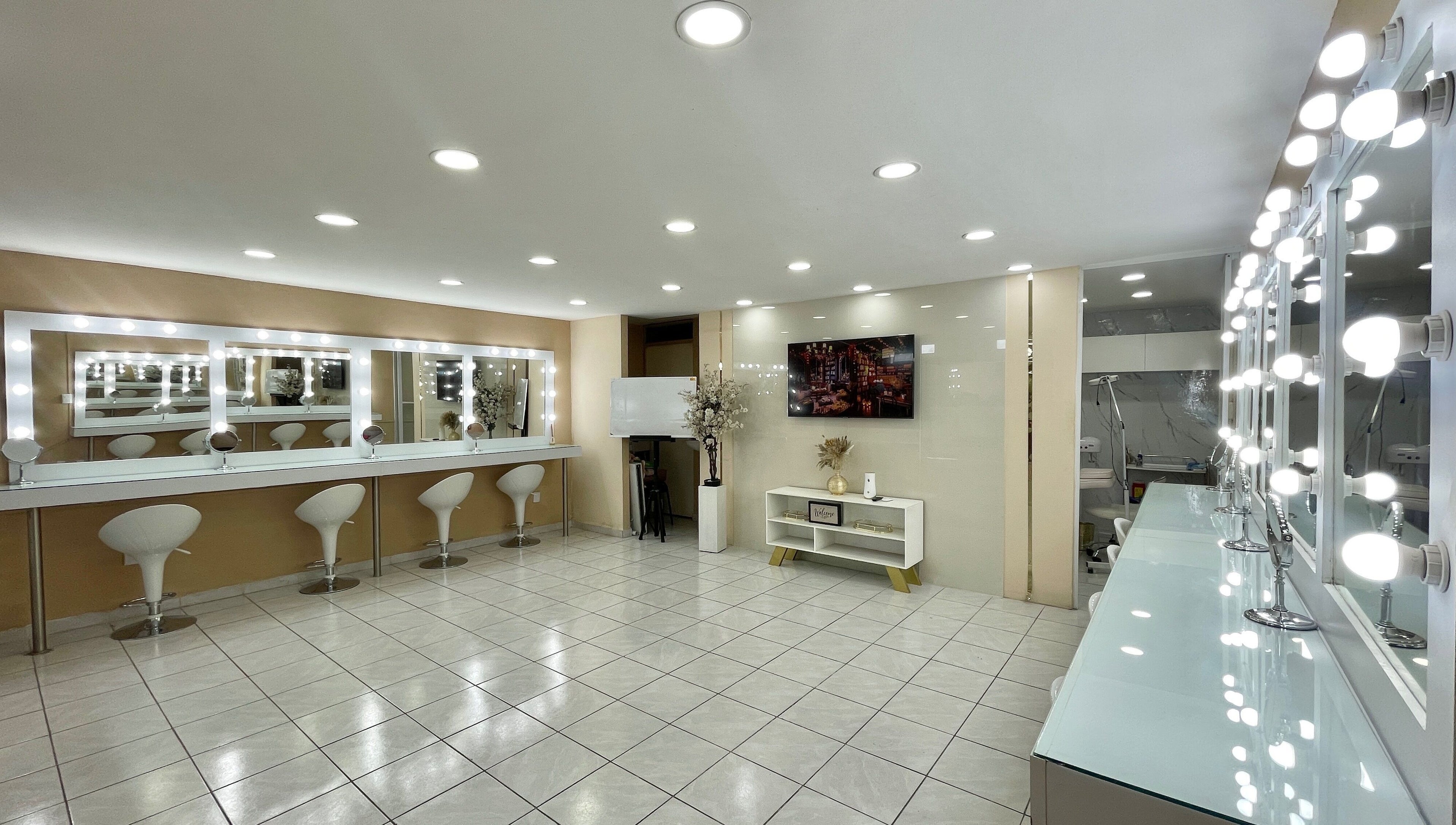 Interior de Marana Studio en San Luis Potosí, MX, con tocadores iluminados y decoración moderna.