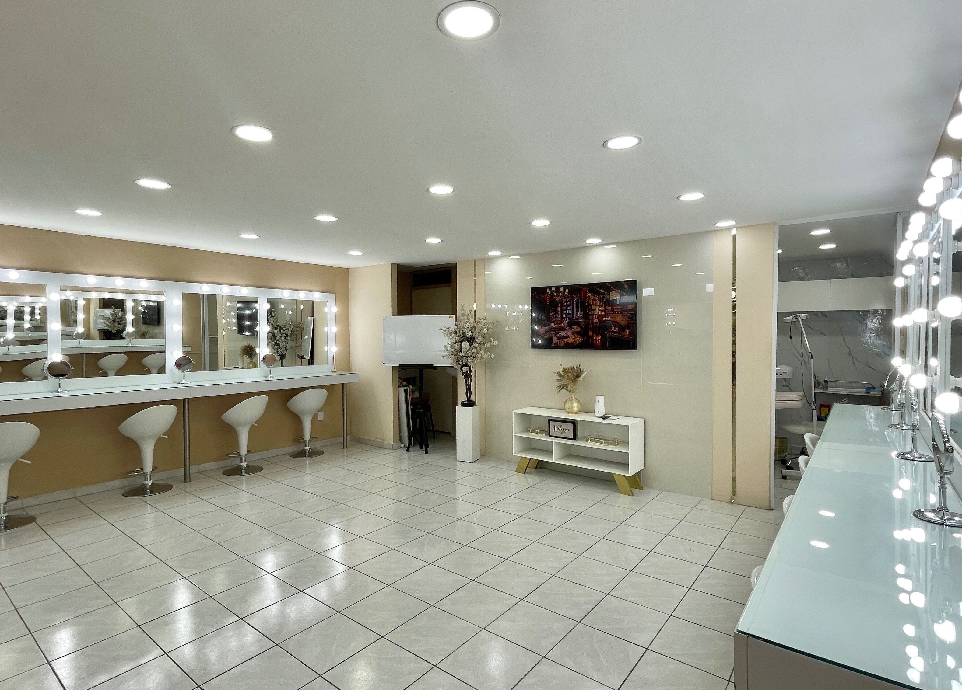 Interior de Marana Studio en San Luis Potosí, MX, con tocadores iluminados y decoración moderna.