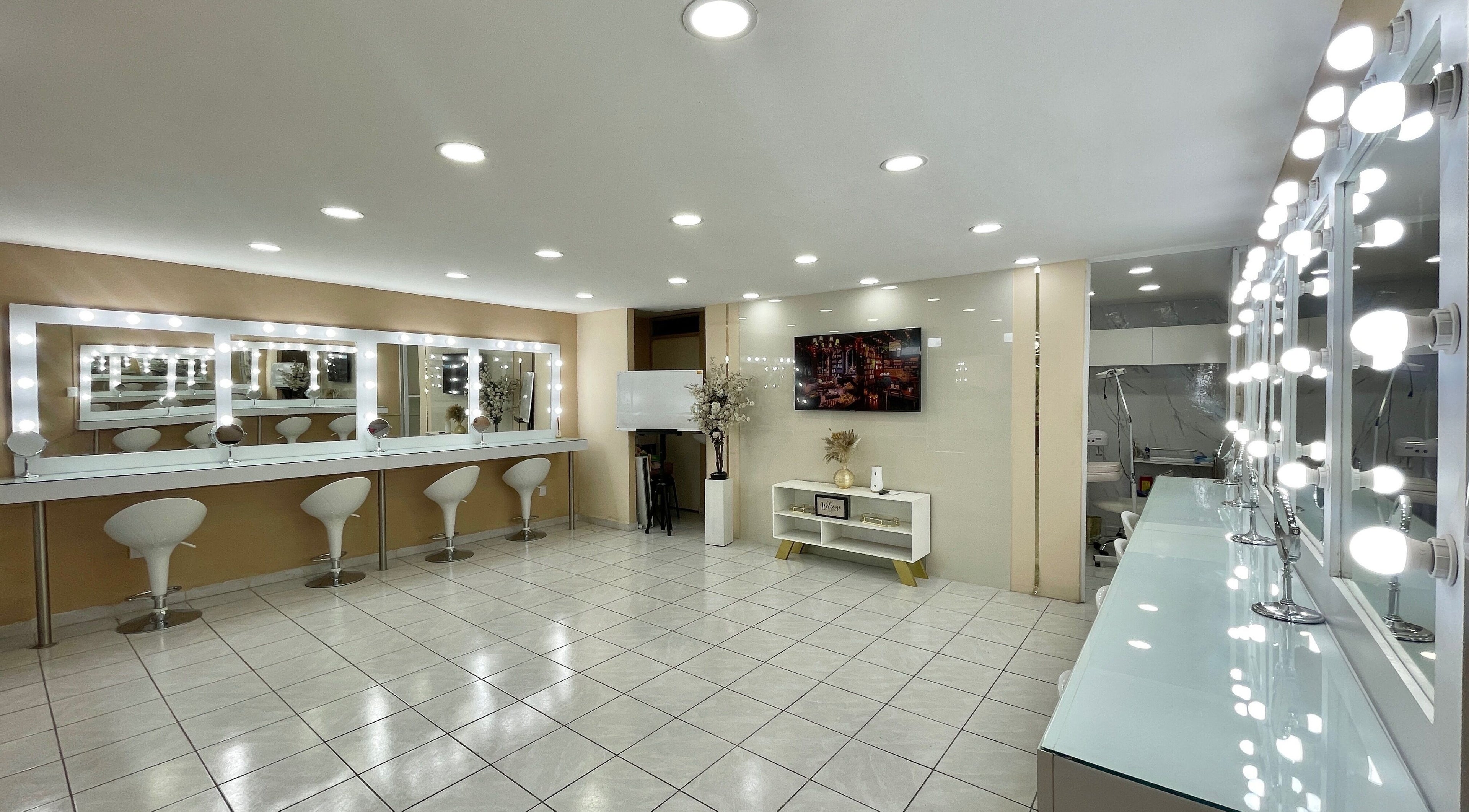 Interior de Marana Studio en San Luis Potosí, MX, con tocadores iluminados y decoración moderna.