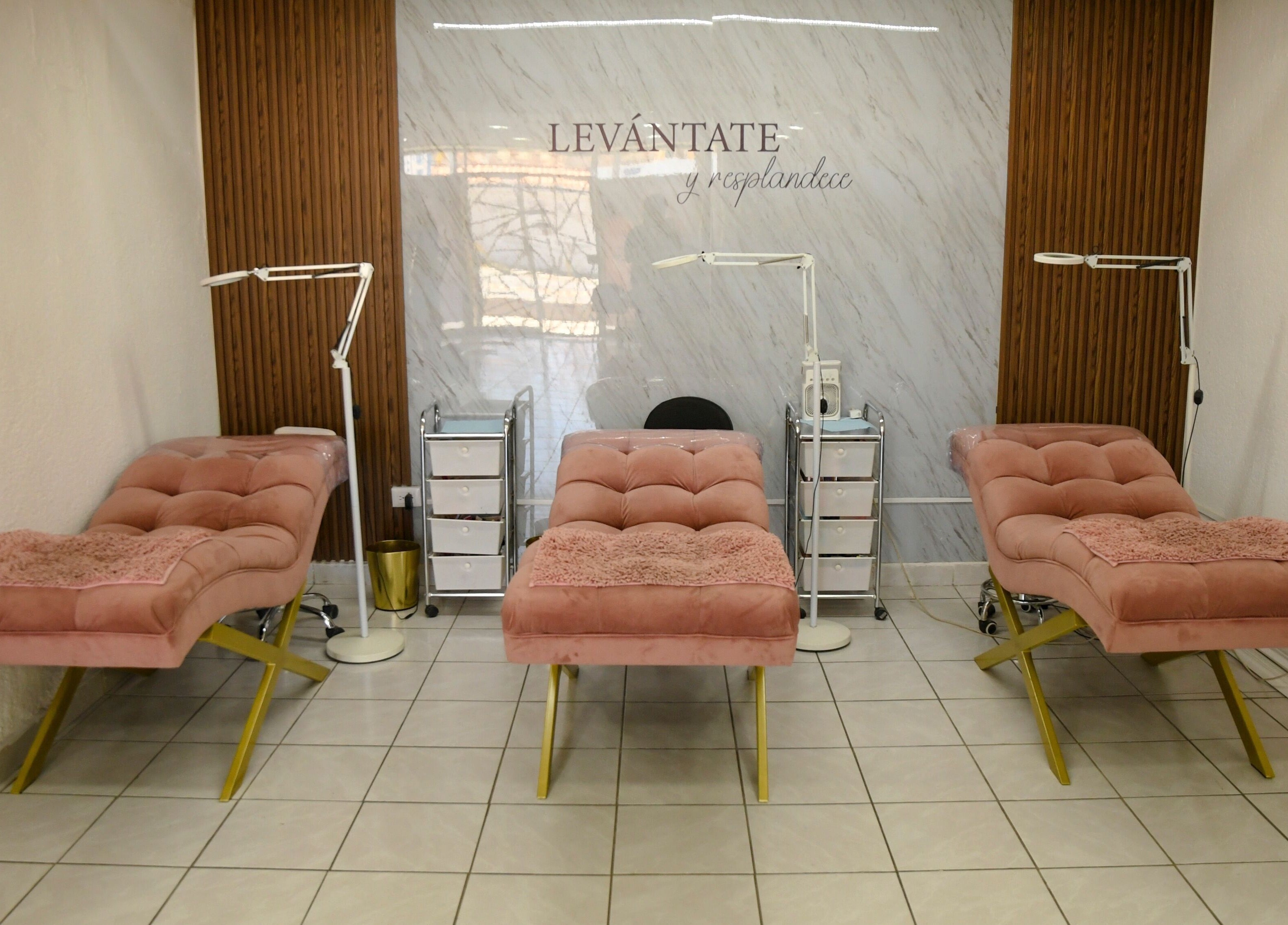 Sofás de salón elegantes en Marana Studio, San Luis Potosí, MX, realzan el ambiente relajante.