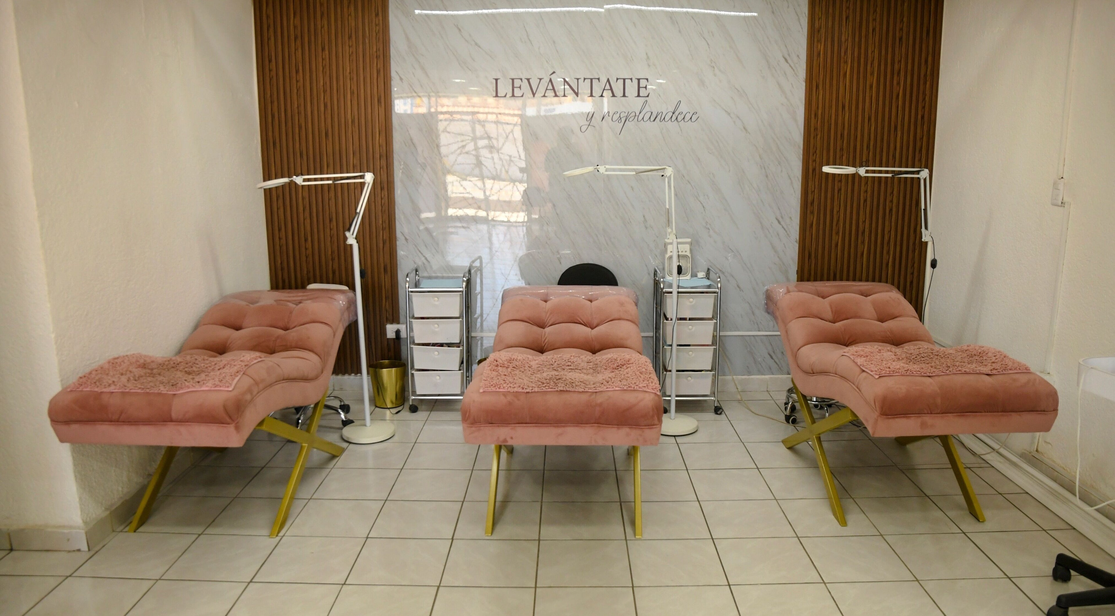 Sofás de salón elegantes en Marana Studio, San Luis Potosí, MX, realzan el ambiente relajante.