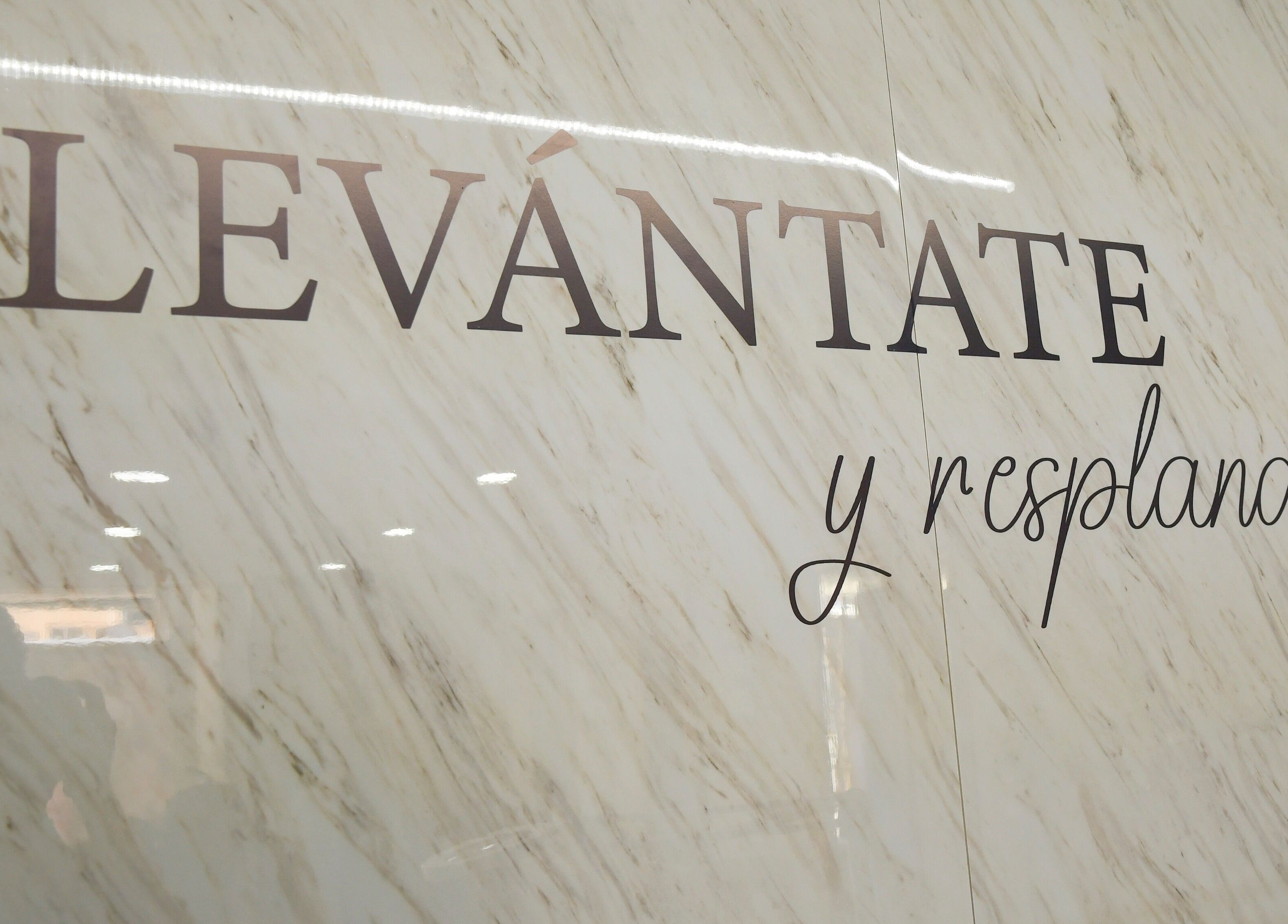 Mensaje motivador en pared de mármol en Marana Studio, San Luis Potosí, San Luis Potosí, MX.