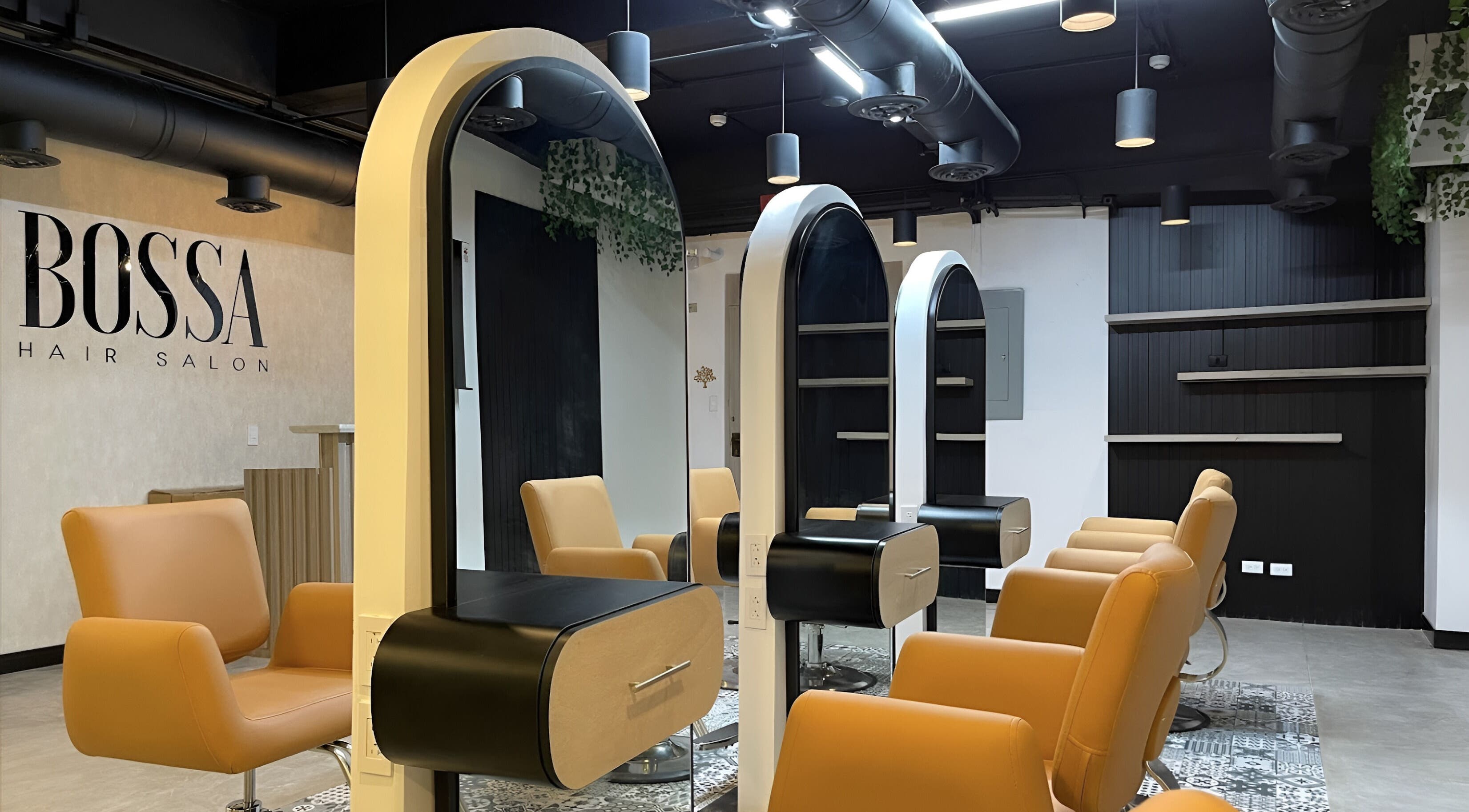 Interior moderno del salón Bossa Venezuela en Caracas, Distrito Capital, VE, con sillas y espejos elegantes.