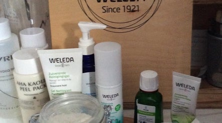 Weleda producten bij LaFayette Salon, Heerlen, Limburg, NL, voor een natuurlijke huidverzorgingservaring.