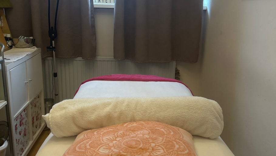 Massagekamer bij LaFayette Salon in Heerlen, Limburg, NL met een comfortabel bed en rustgevende kleuren.