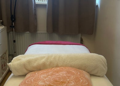 Massagekamer bij LaFayette Salon in Heerlen, Limburg, NL met een comfortabel bed en rustgevende kleuren.