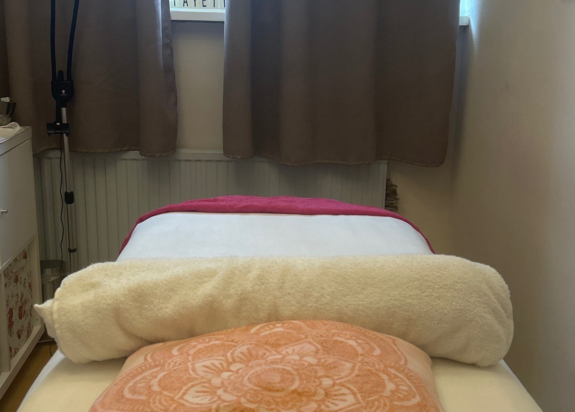 Massagekamer bij LaFayette Salon in Heerlen, Limburg, NL met een comfortabel bed en rustgevende kleuren.