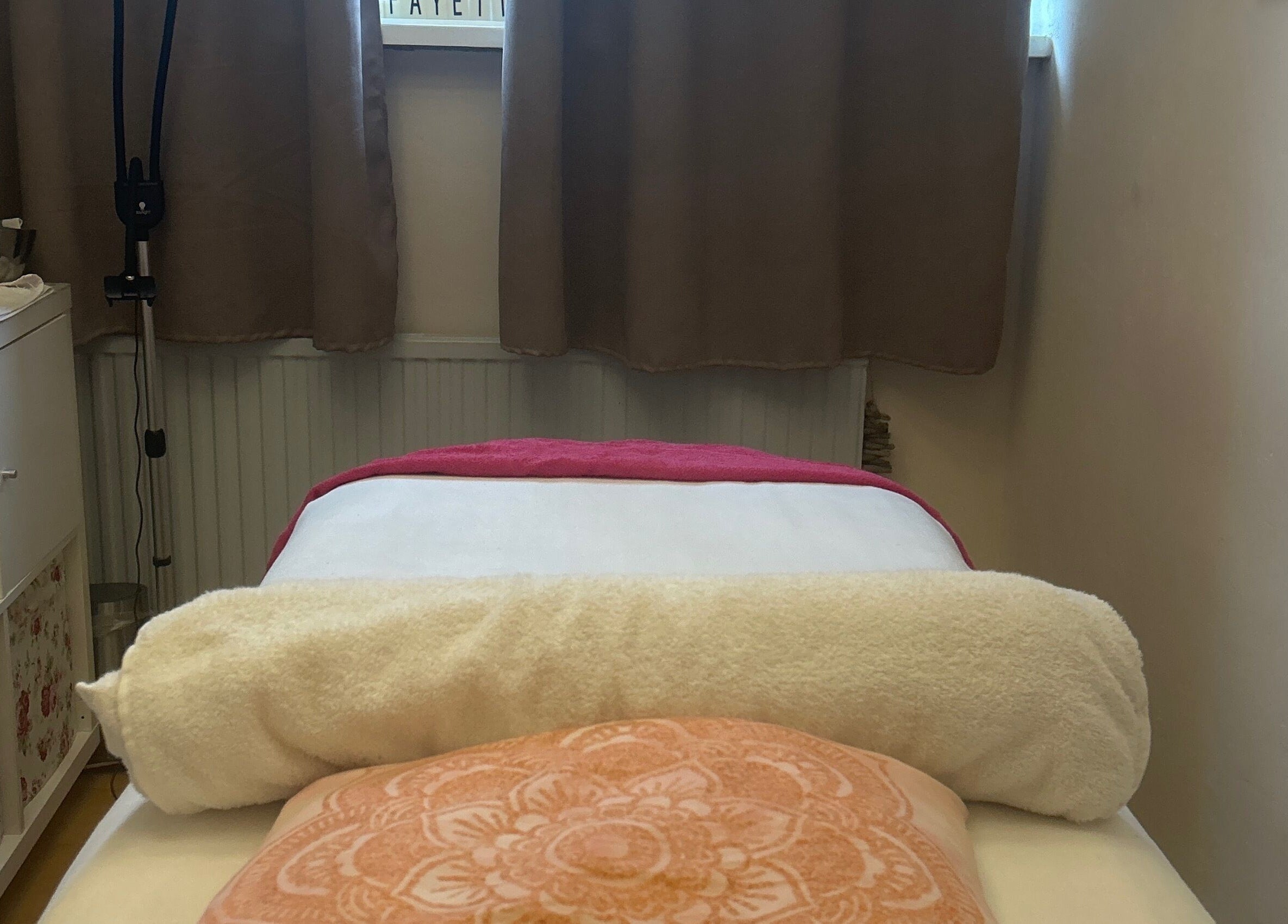 Massagekamer bij LaFayette Salon in Heerlen, Limburg, NL met een comfortabel bed en rustgevende kleuren.