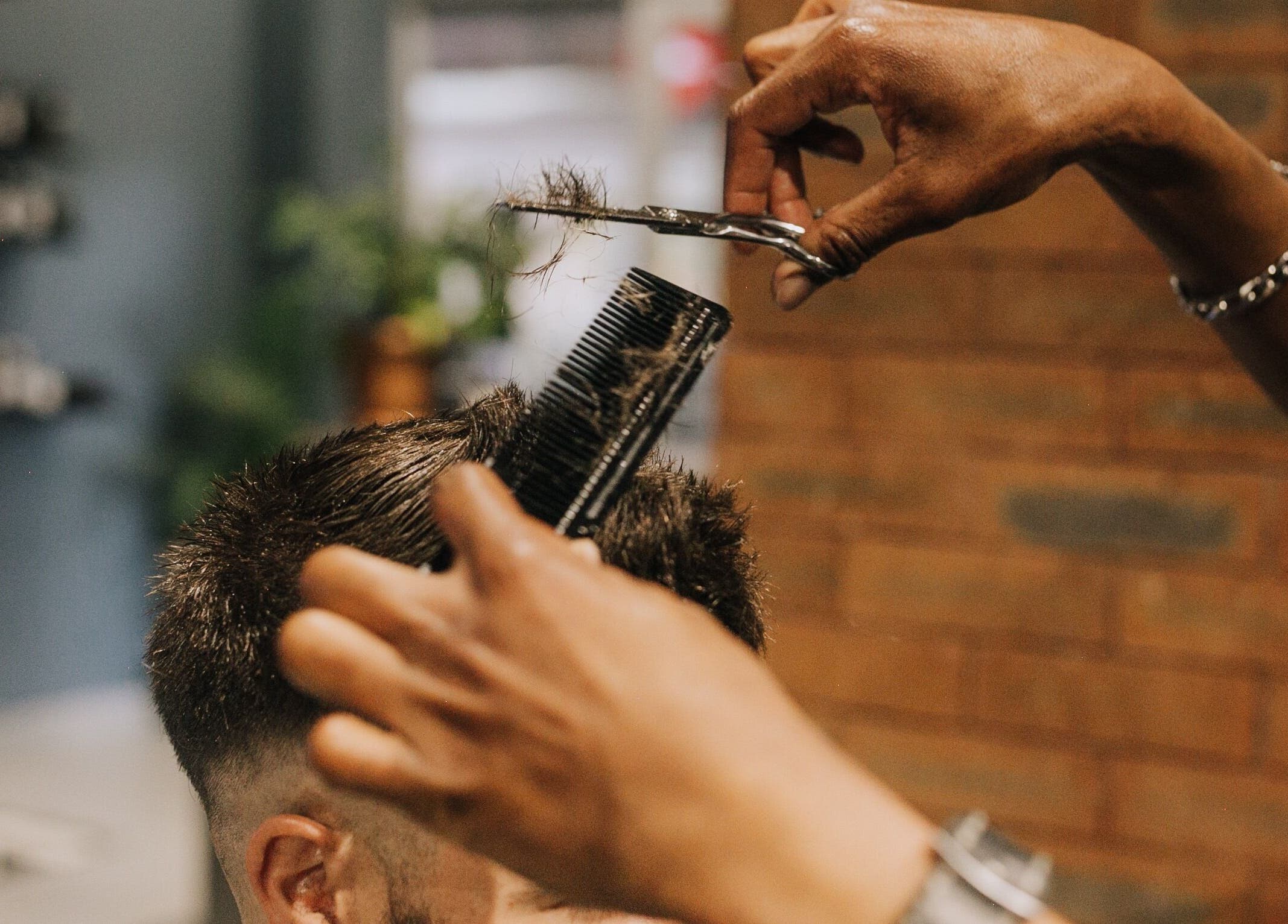 Expert barber crafting a stylish haircut at The Art of Man, Pretoria, Gauteng, ZA.
