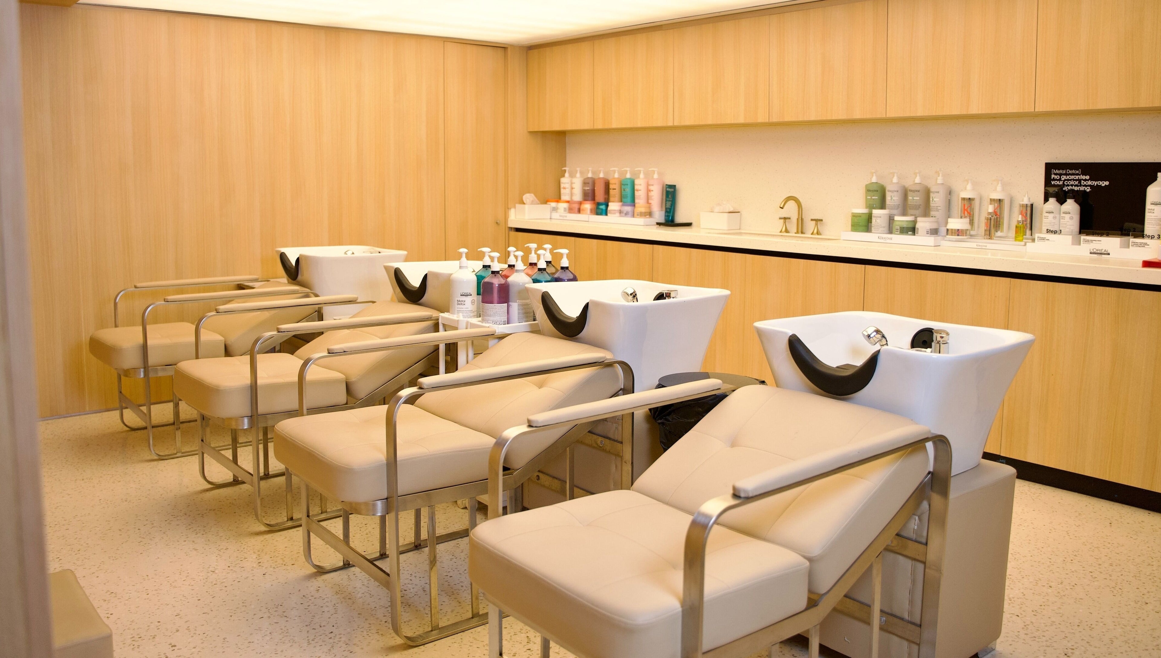 مقاعد غسل الشعر في ERM Hair Spa، الخبر، المنطقة الشرقية، السعودية، توفر تجربة استرخاء مثالية.