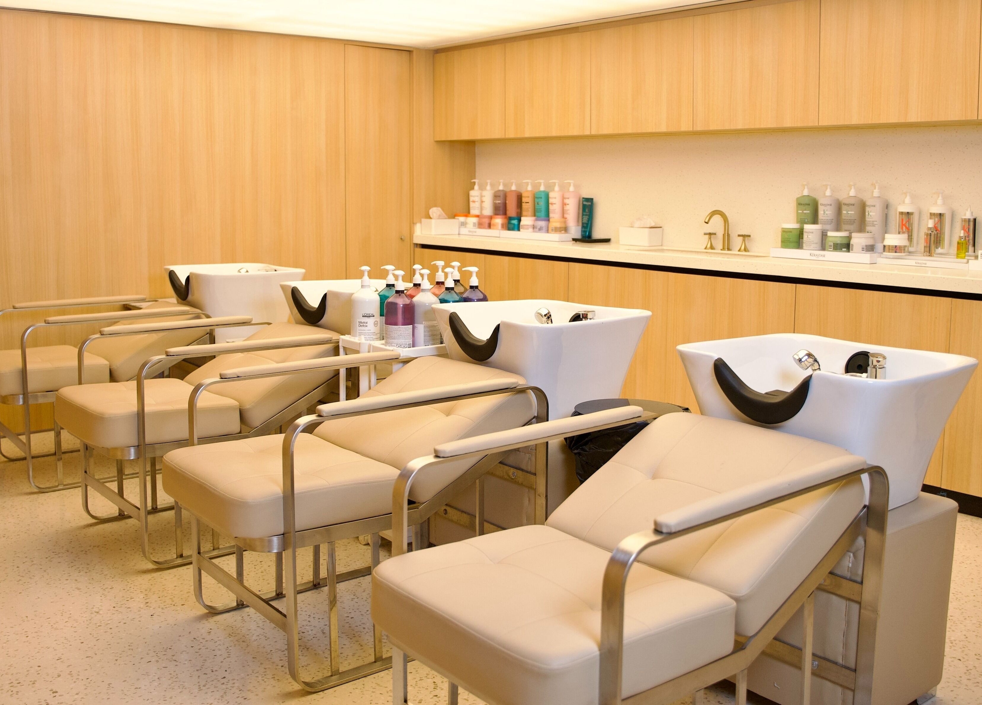 مقاعد غسل الشعر في ERM Hair Spa، الخبر، المنطقة الشرقية، السعودية، توفر تجربة استرخاء مثالية.