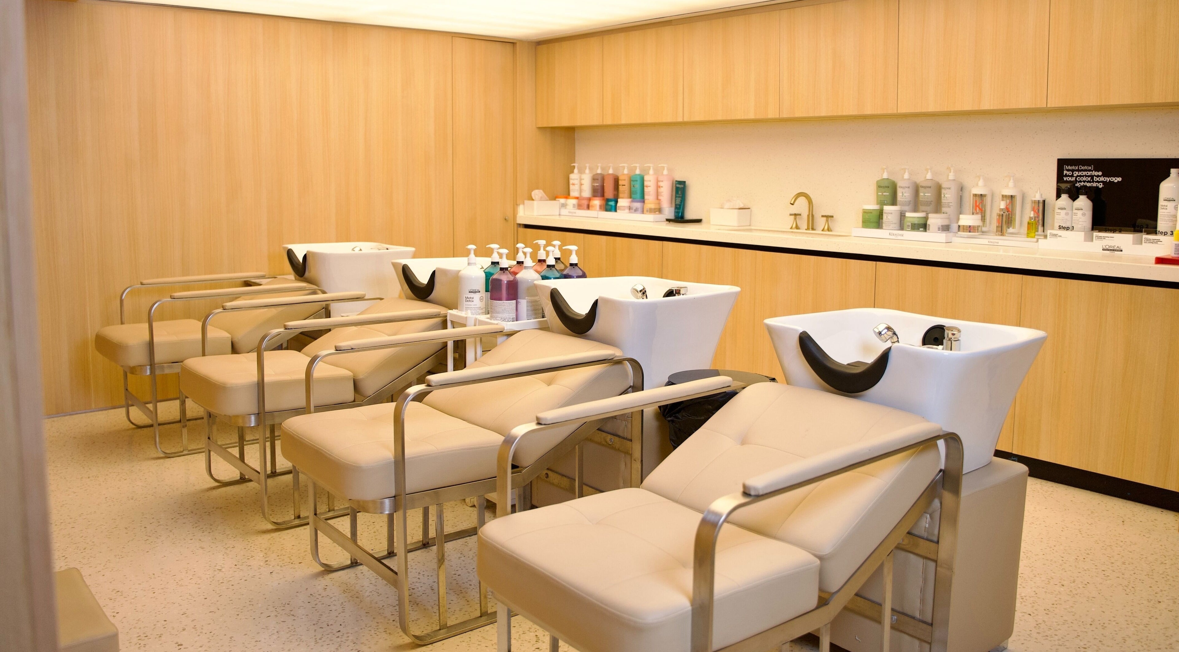 مقاعد غسل الشعر في ERM Hair Spa، الخبر، المنطقة الشرقية، السعودية، توفر تجربة استرخاء مثالية.