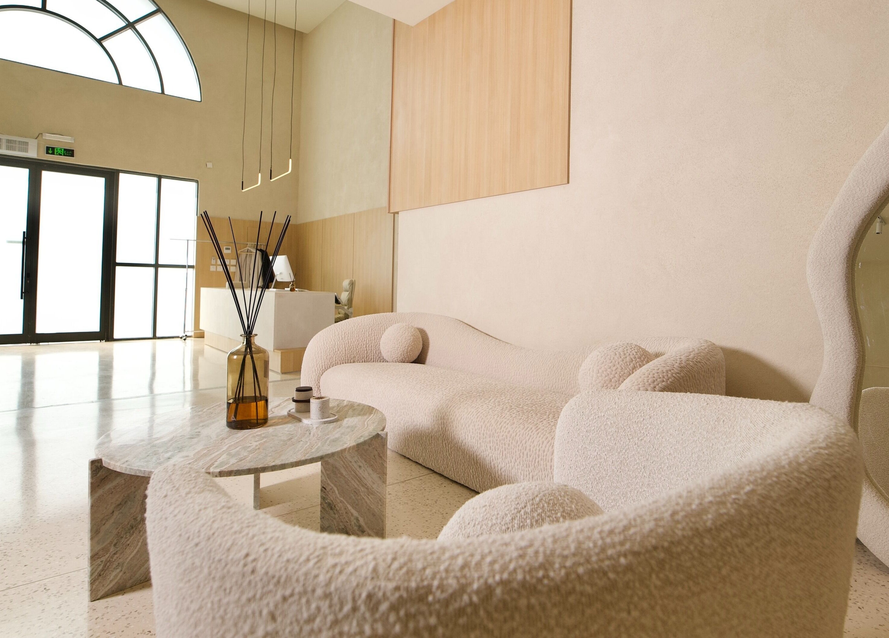 منطقة استقبال أنيقة في ERM Hair Spa، الخبر، شرق السعودية بطراز حديث وديكور هادئ.